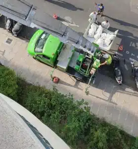 passage des gravats par la fenêtre avec un monte-charges