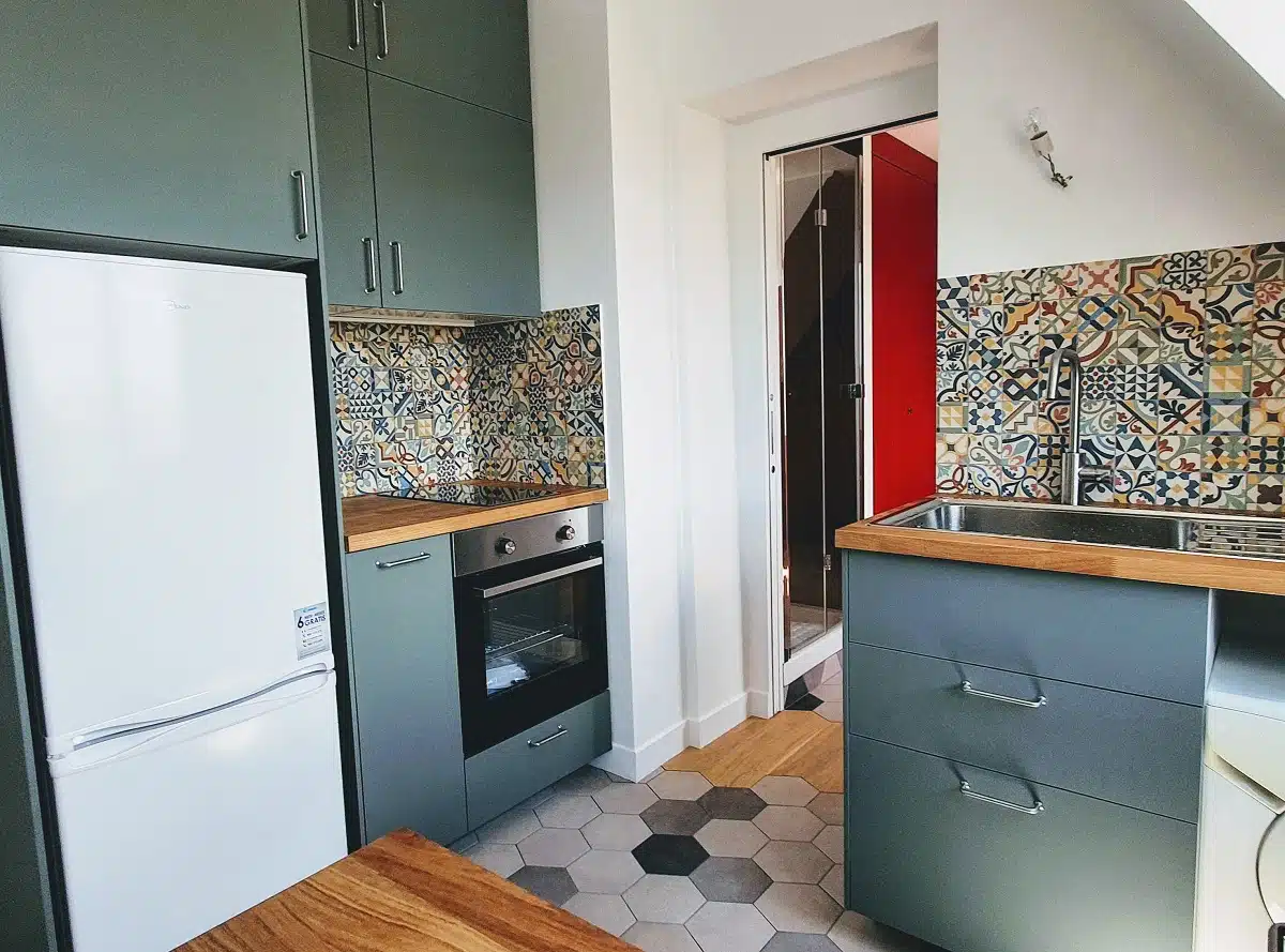 Cuisine rénovée du studio sous les combles