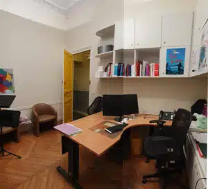 Bureau cloisonné avec murs avant les travaux