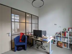 Bureau avec cloison vitrée après rénovation