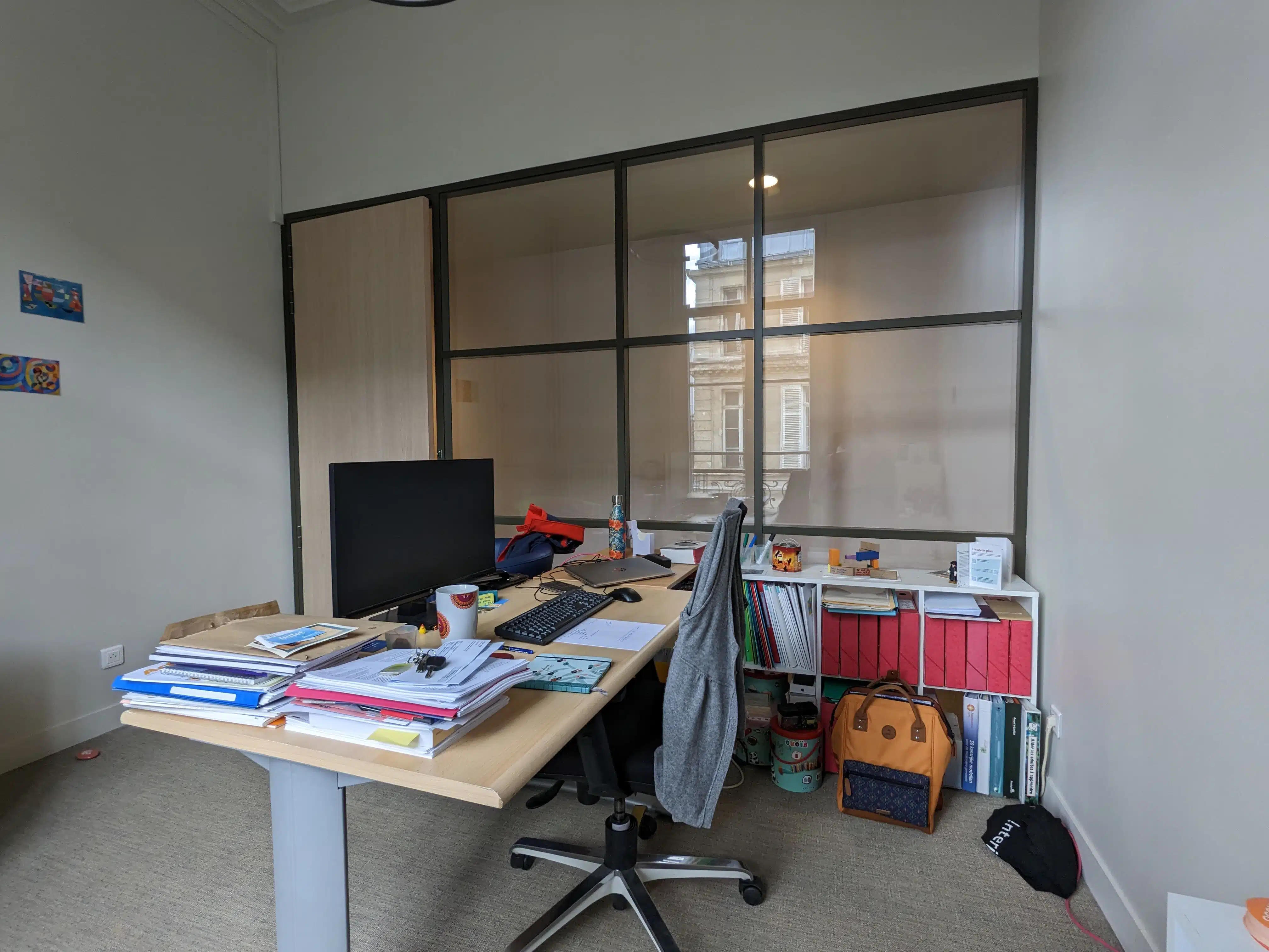 Bureau avec cloison vitrée après rénovation