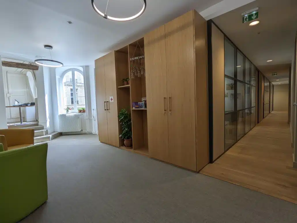 Espace d'accueil côté cour après rénovation
