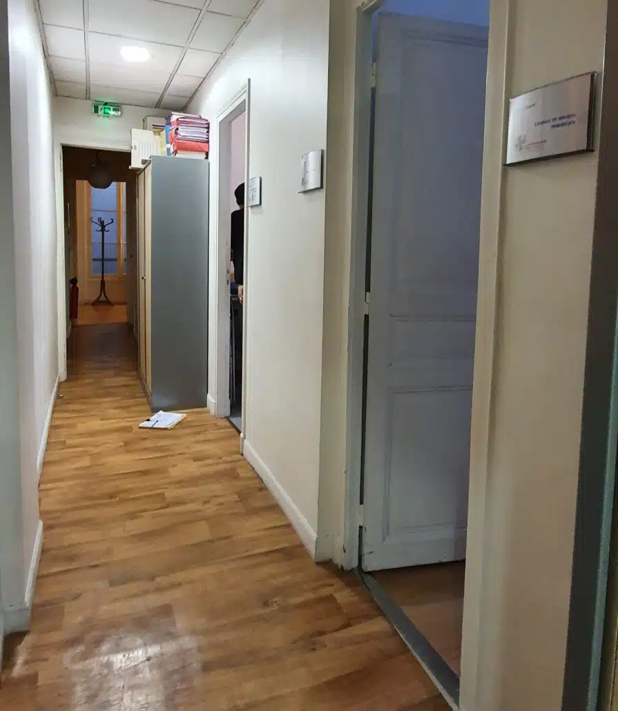 Circulation couloirs côté cour avant travaux