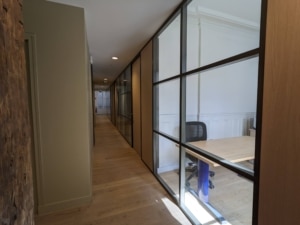 Circulation couloirs côté cour avec cloisons vitrées et mise en valeur des poutres