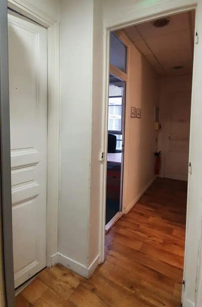 Bureau partagé côté cour cloisonné avant travaux