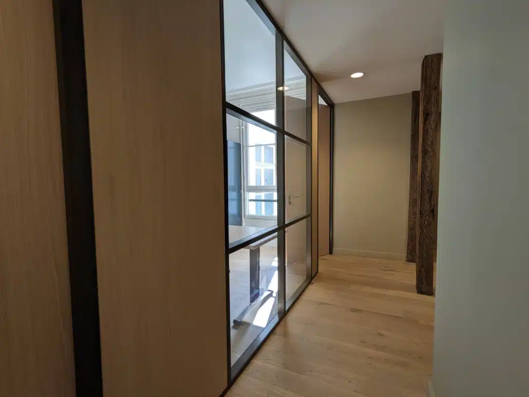 Bureau partagé côté cour après rénovation cloisons vitrées et bois, poutres