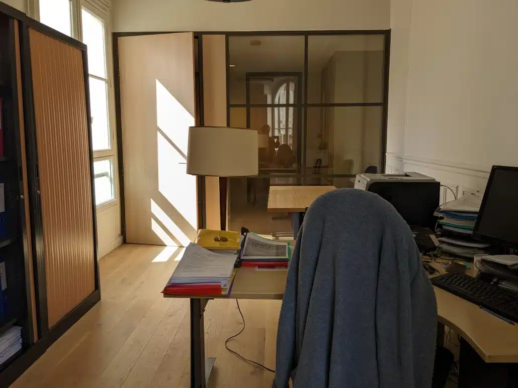 Bureau partagé vue de l'intérieur après rénovation