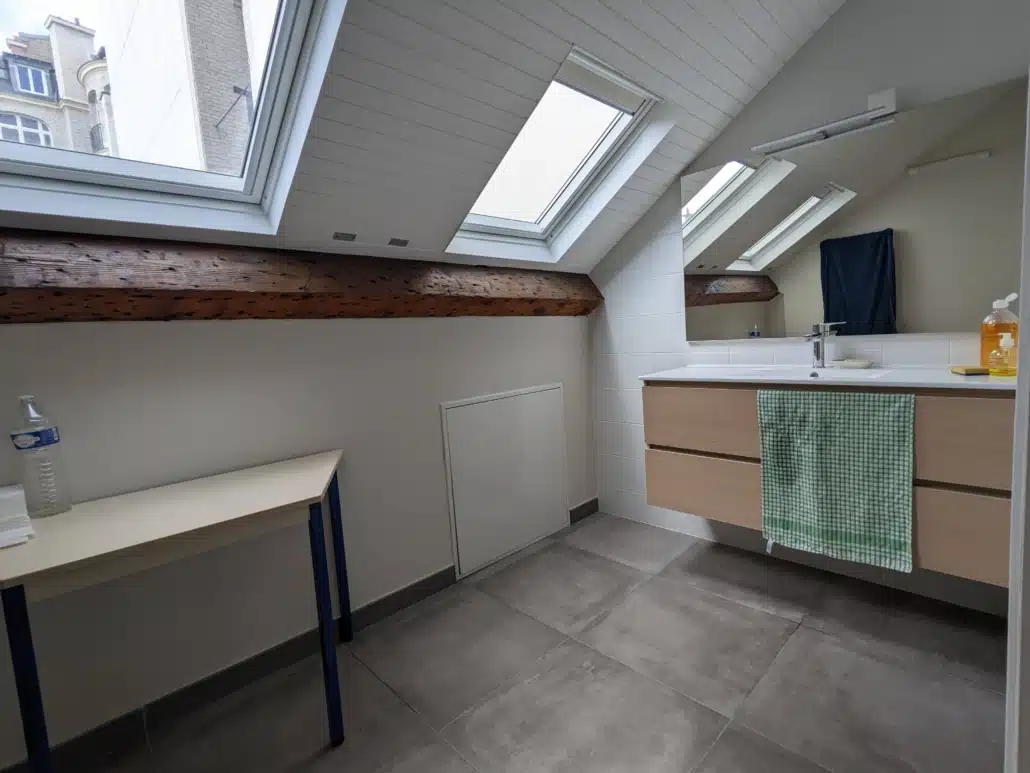 Rénovation de bureaux : création d'une salle de bains sous les combles