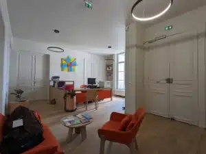Rénovation de bureaux : l'espace accueil transformé (salon d'accueil, espace secrétariat, meubles sur mesure)