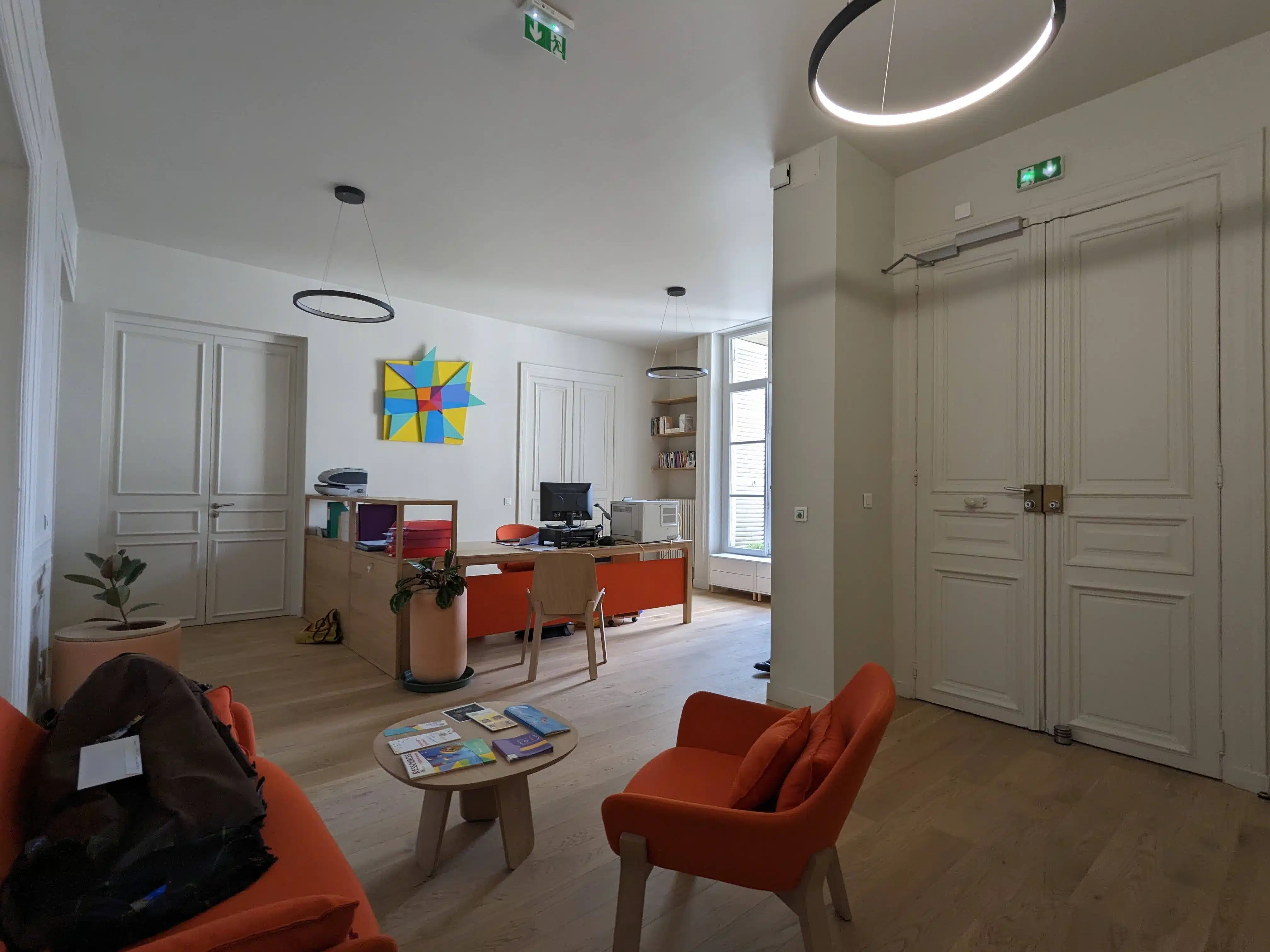Rénovation de bureaux : l'espace accueil transformé (salon d'accueil, espace secrétariat, meubles sur mesure)