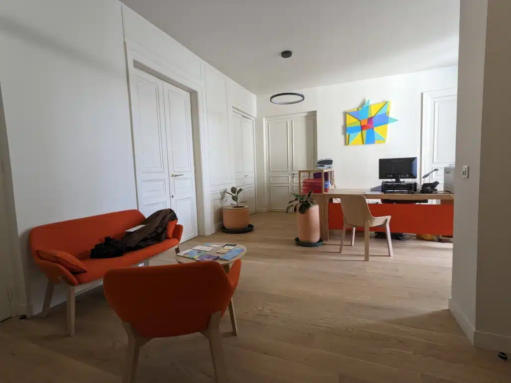 Rénovation de bureaux : l'espace accueil transformé : le salon d'accueil