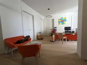 Rénovation de bureaux : l'espace accueil transformé : le salon d'accueil