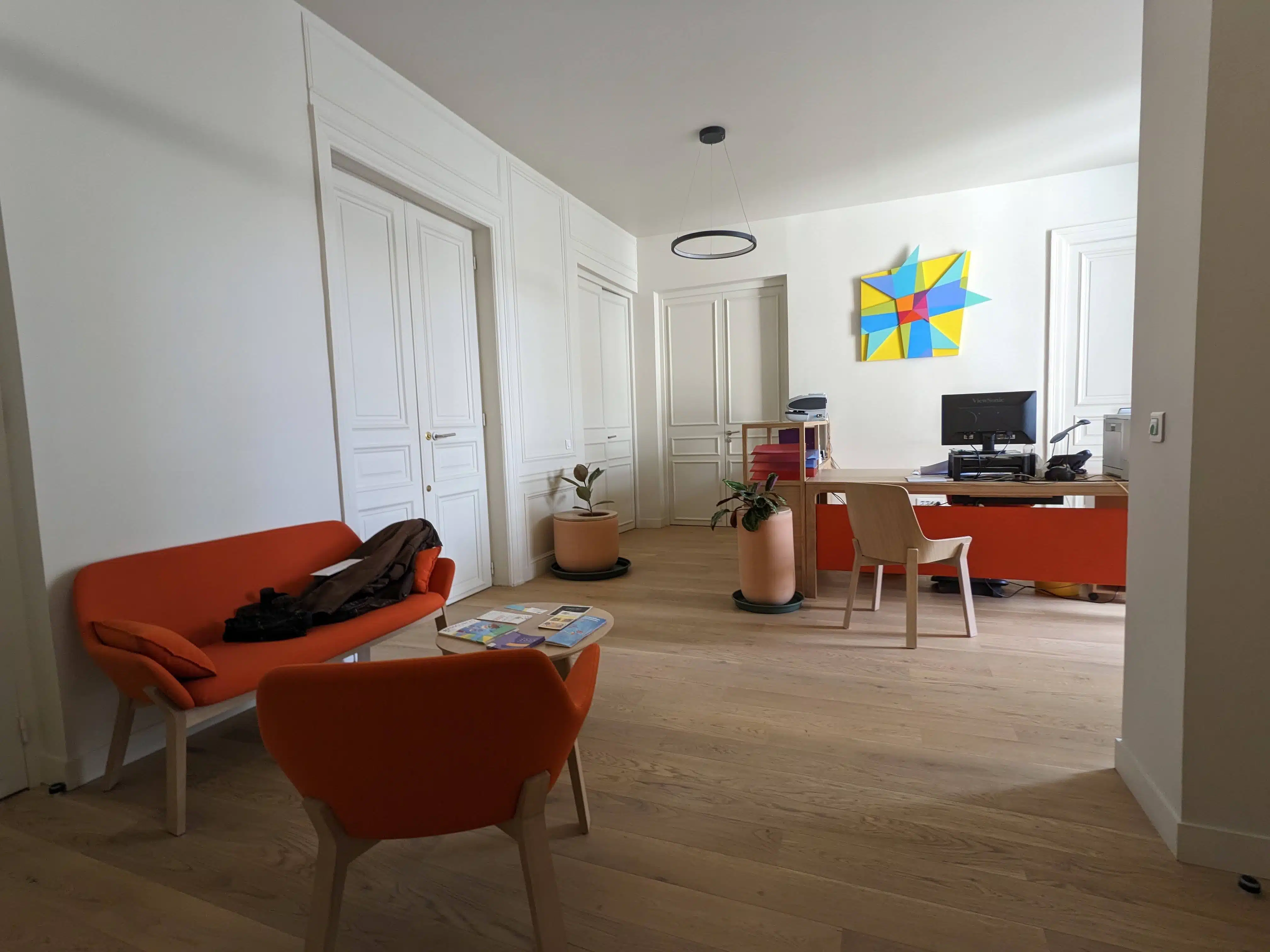 Rénovation de bureaux : l'espace accueil transformé : le salon d'accueil