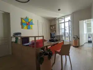 Espace accueil avec enseigne
