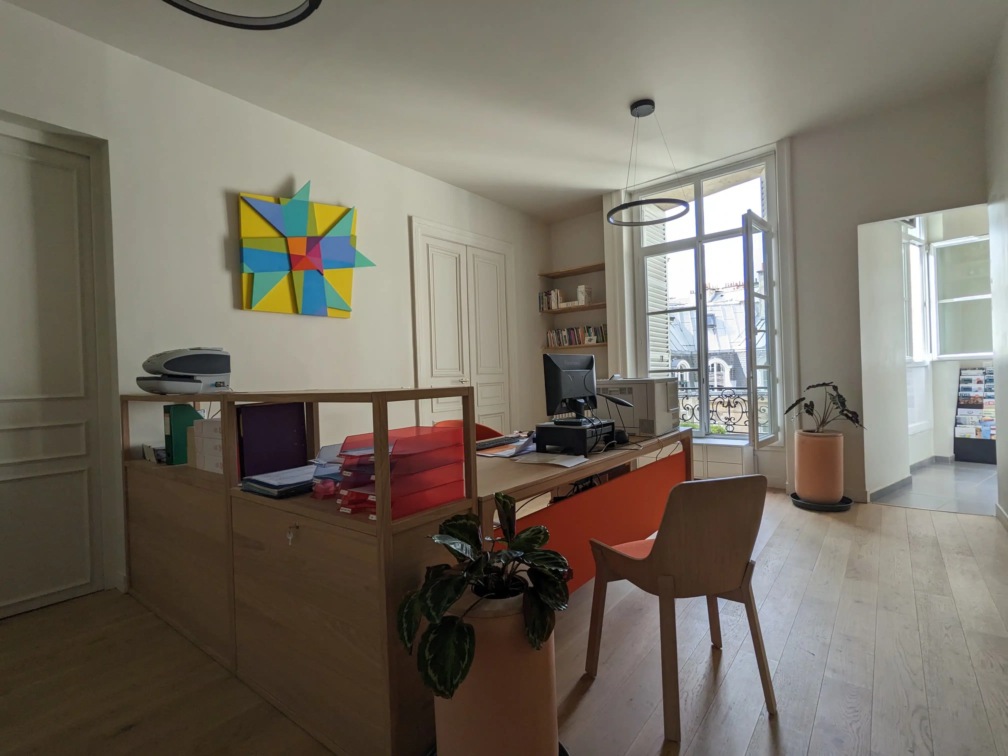 Espace accueil avec enseigne