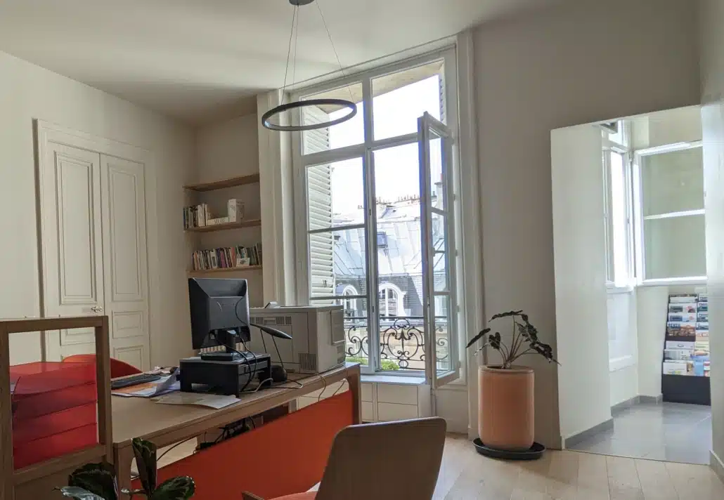Ouverture de l'accueil vers la cuisine après rénovation