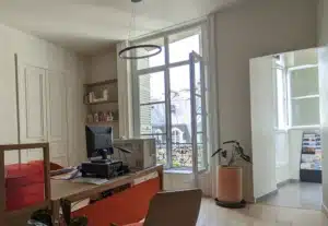Ouverture de l'accueil vers la cuisine après rénovation