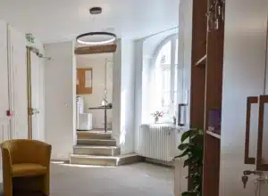 Accueil et circulation côté cour après rénovation