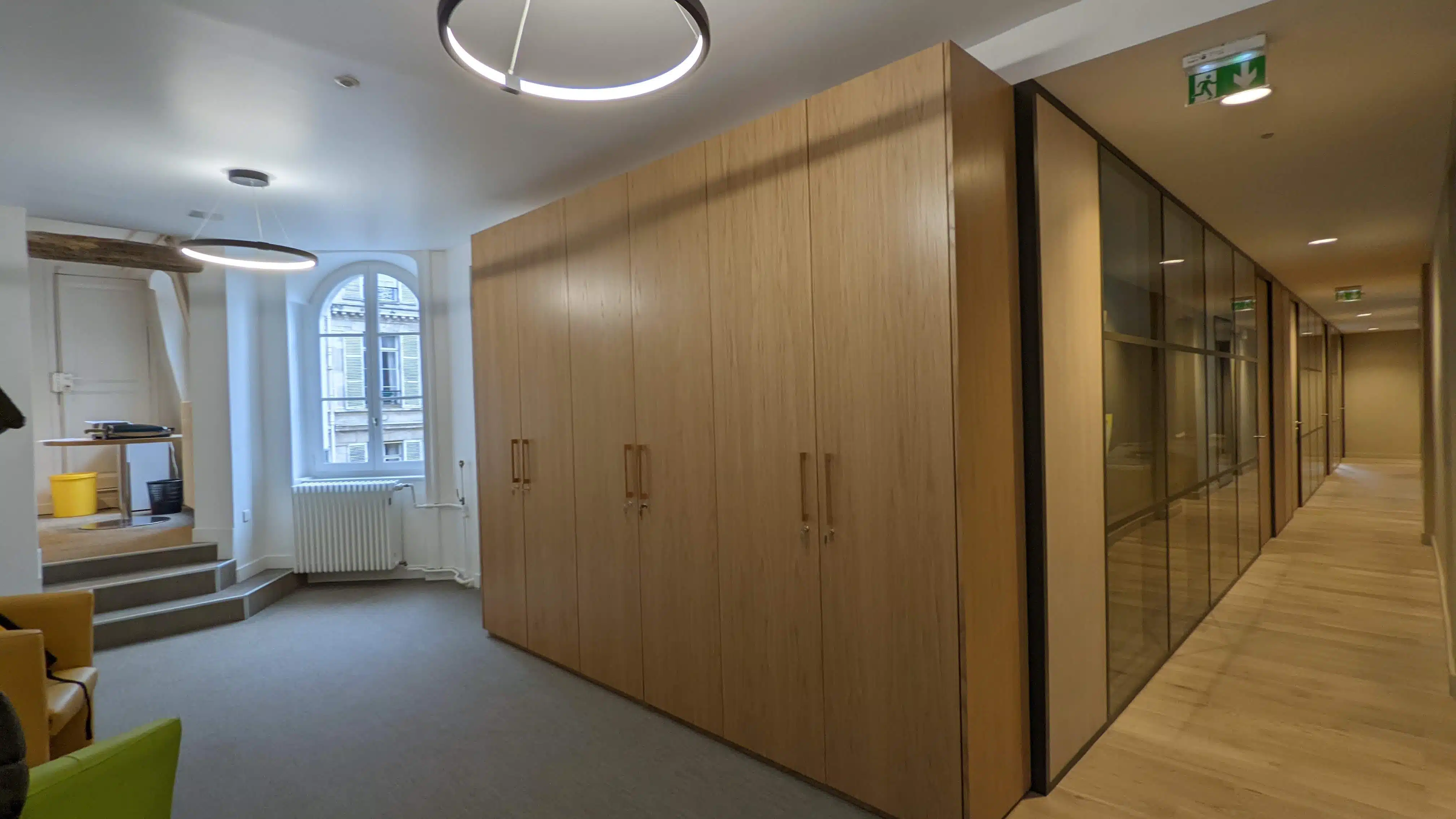 Entrée des bureaux côté cour après rénovation