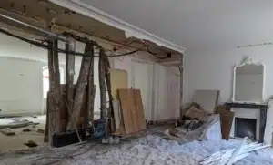 Mise à nu des poutres en cours de travaux